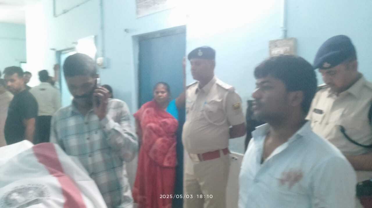 बाइक सवार महिला की बाली झपटमार ने छीना, सड़क पर गिरकर महिला की मौत