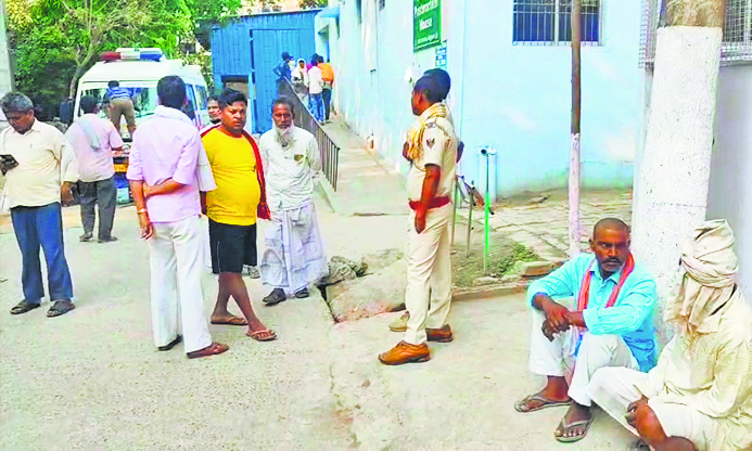 अज्ञात वाहन की ठोकर से इ-रिक्शा पलटी, भांजा की मौत, मामा जख्मी