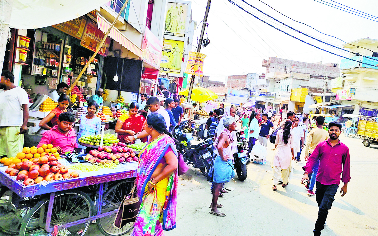 Jehanabad : शहर के अरवल मोड़ के समीप सज रहीं फुटपाथी दुकानें