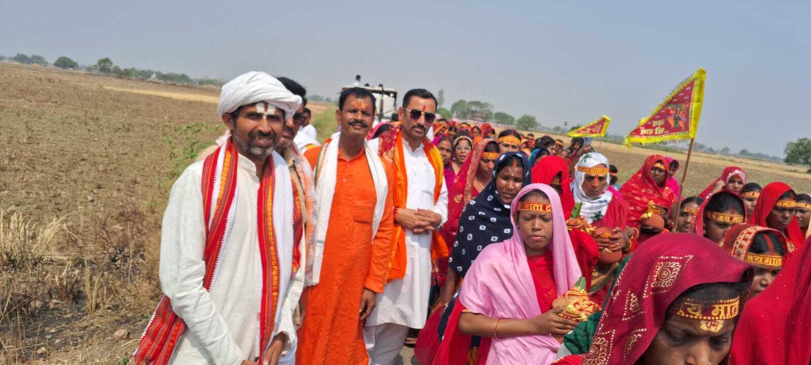प्राण प्रतिष्ठा सह ज्ञान यज्ञ के लिए श्रद्धालुओं ने निकाली जलयात्रा
