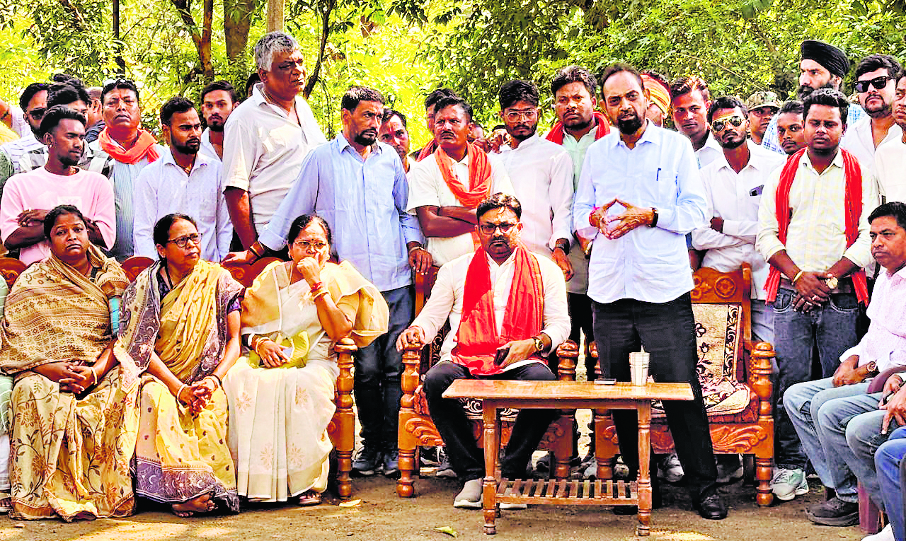 seraikela kharsawan news: निर्दोष ग्रामीणों को फंसा रही पुलिस, प्रशासन चेत जाये, वरना आंदोलन होगा : सांसद