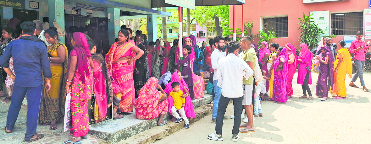 Saran News : सदर अस्पताल में चिकित्सकों की लेटलतीफी से आये दिन परेशान हो रहे हैं मरीज