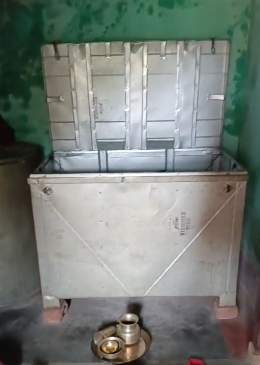 एक ही रात में तीन घरों से चोरों ने नकदी व जेवर समेत लाखों के सामान उड़ाये