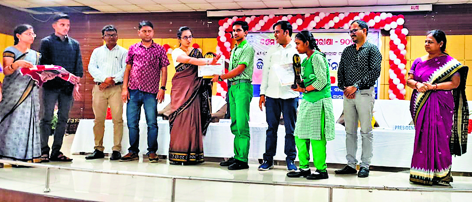 Jharsuguda News: मैट्रिक परीक्षा में ए-1 ग्रेड पानेवाले 33 विद्यार्थी सम्मानित