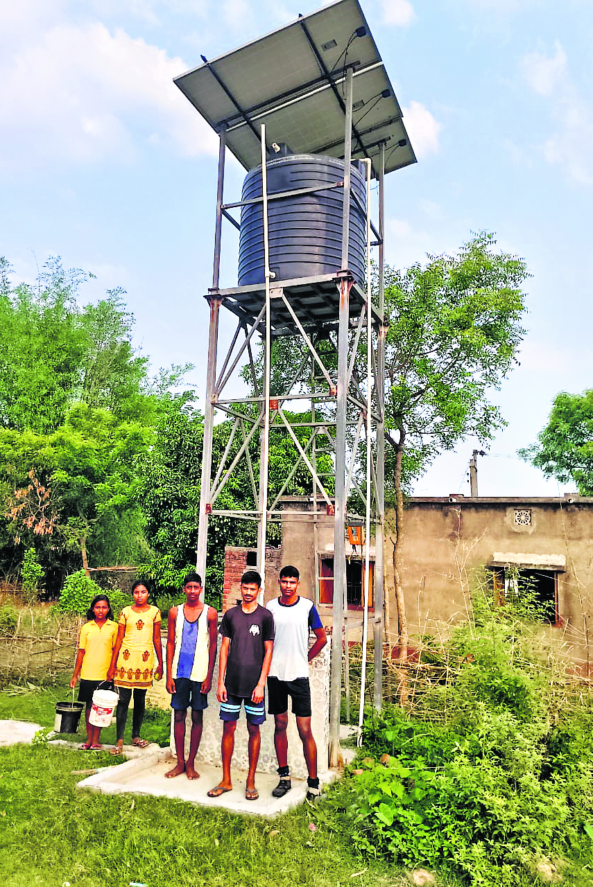 East Singhbhum News : लाटकागोड़ा में छह माह से जलमीनार खराब, कुआं का पानी पी रहे ग्रामीण