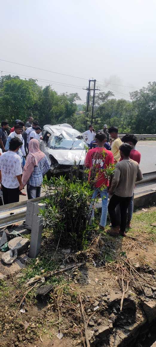 Dhanbad News: मैथन डैम से लौट रही कार पलटी, चालक समेत पांच सैलानी घायल