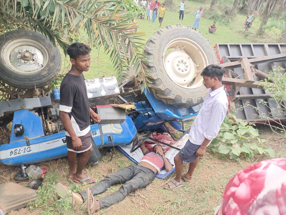 तेज रफ्तार ट्रैक्टर पलटा, चालक की मौत