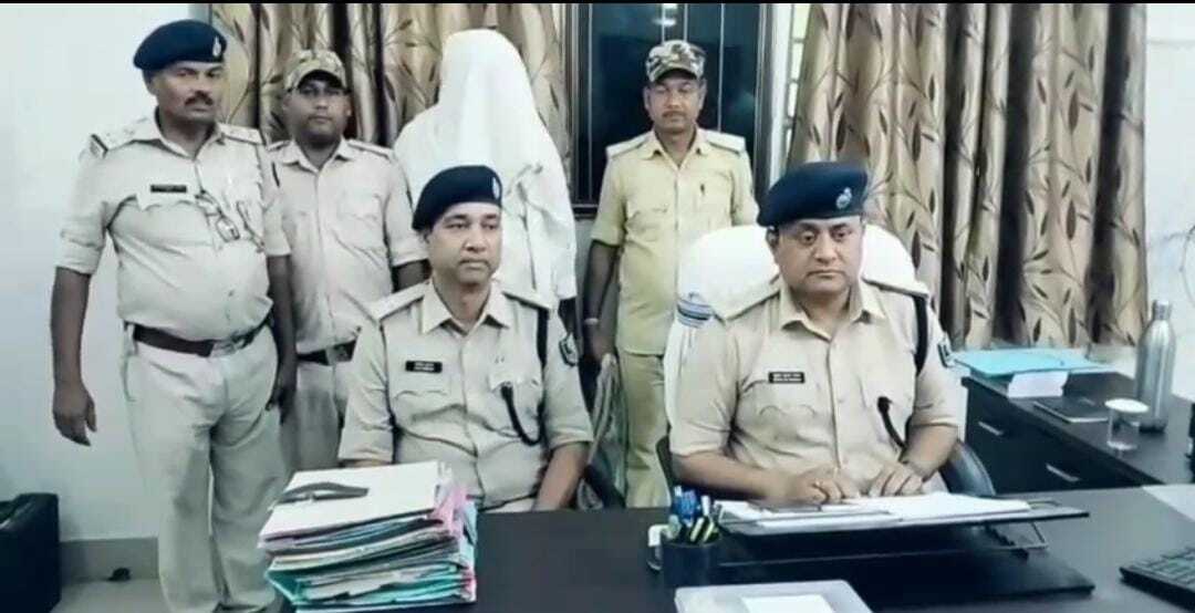 तीन कट्टा, पांच कारतूस के साथ एसटीएफ ने हथियार तस्कर को पकड़ा