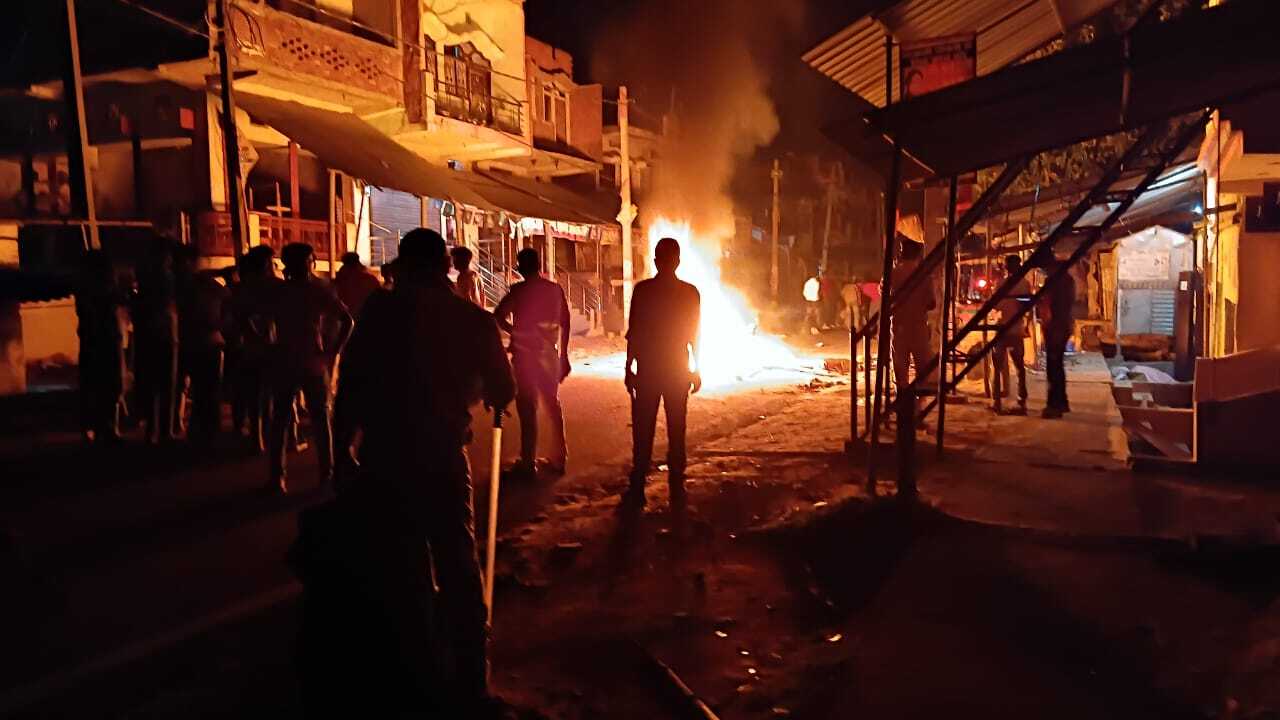 Gopalganj News : सिसई में चाकू से गोदकर युवक की हत्या, ग्रामीणों व पुलिस में झड़प, तीन आरोपित हिरासत में