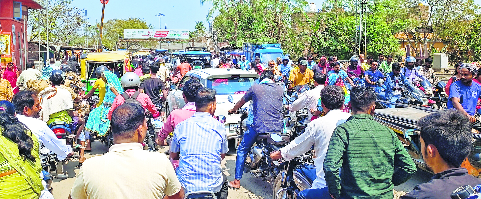 Saran News : सड़क किनारे सब्जी आढ़तों के सजने व वाहनों की गलत पार्किंग होने से बढ़ी है लोगों की परेशानी