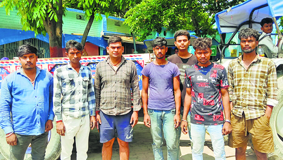 Gopalganj News : आंधी व पानी में 20 से अधिक बिजली पोल गिरे, 12 ट्रांसफाॅर्मर जले, ठनका से किशोर की मौत