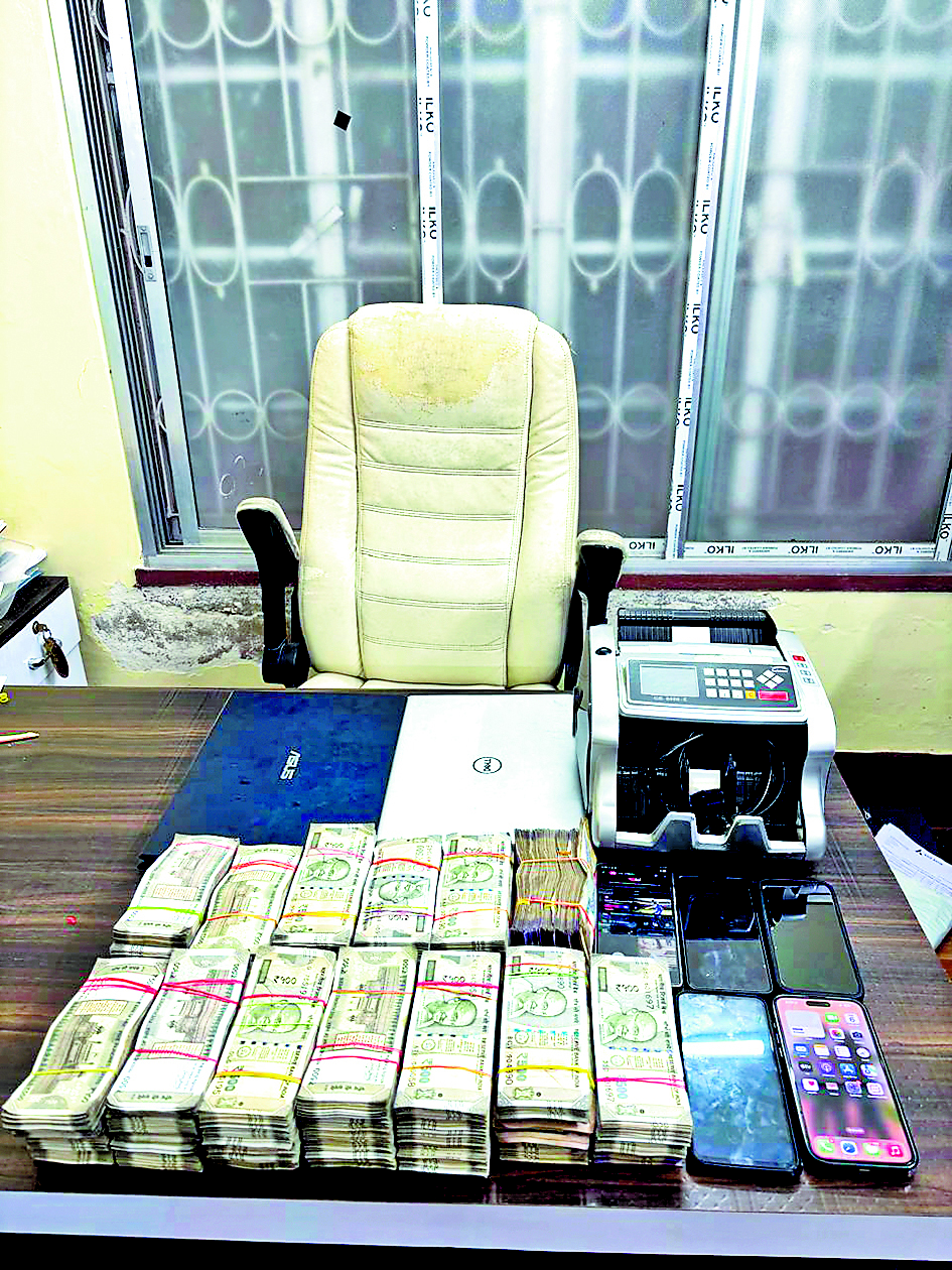 डिजिटल अरेस्ट के नाम पर डरा कर लोगों को ठगने वाले गिरोह के तीन सदस्य गिरफ्तार