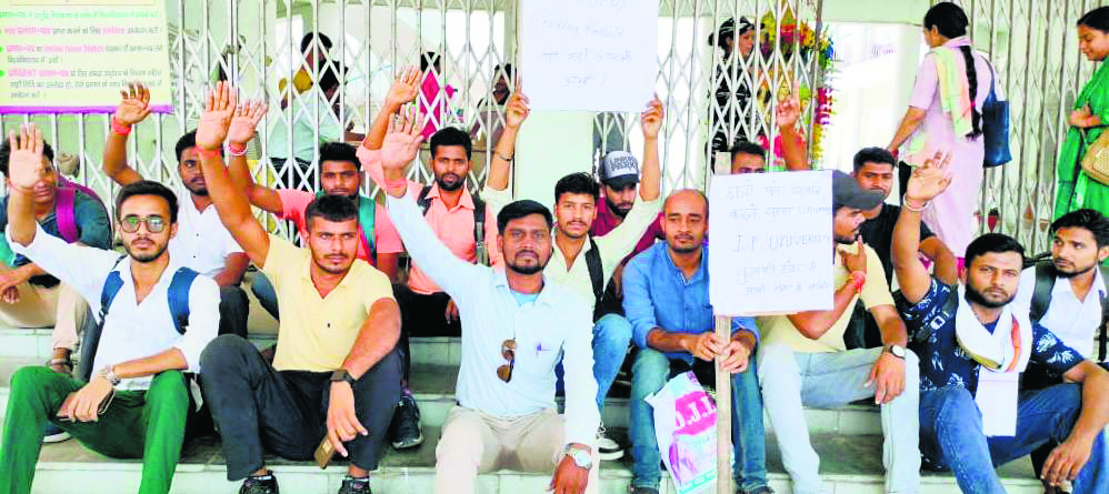 Saran News : मार्कशीट में सुधार नहीं होने से नाराज छात्रों ने किया प्रदर्शन