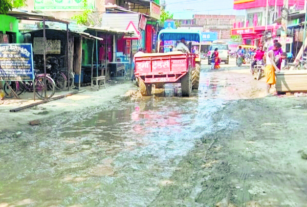 Saran News : दाउदपुर बाजार से सटे ढाला रोड में जलजमाव व कीचड़ से आवागमन प्रभावित