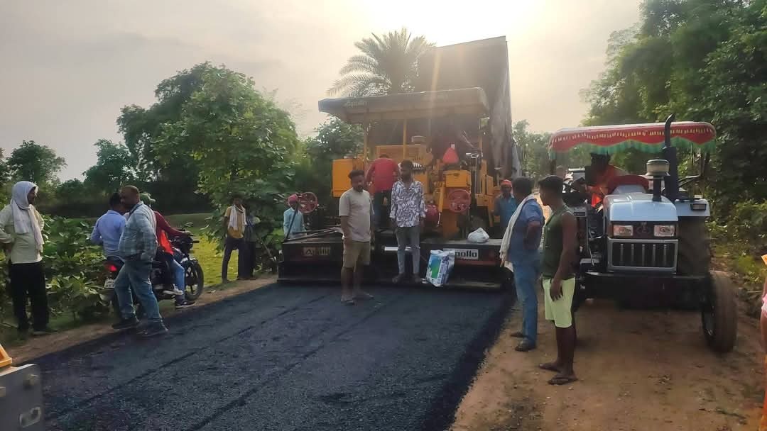 Giridih News: पालगंज मोड़ से खेताडाबर सड़क निर्माण में अनियमितता का आरोप