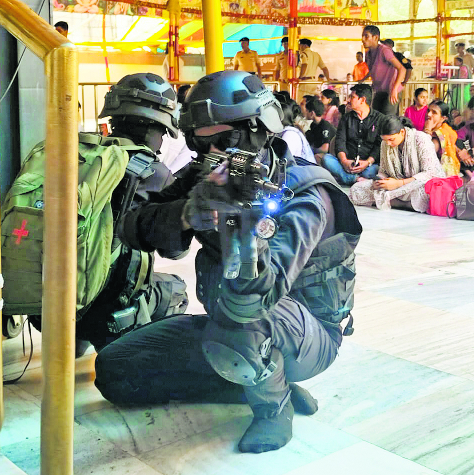 एटीएस ने महावीर मंदिर में बंधक बने लोगों को छुड़ाया