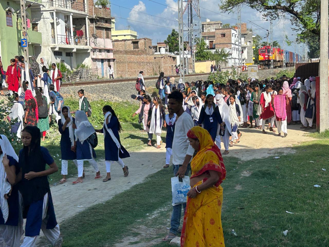 Motihari: रेल पटरी पार कर विद्यालय जाने को मजबूर हजारों छात्राएं