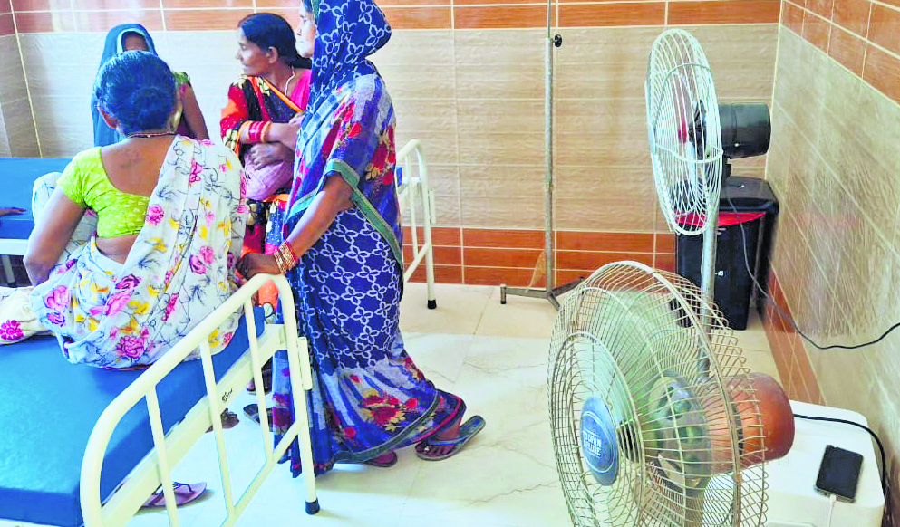 Saran News : मदर एंड चाइल्ड हेल्थ यूनिट में सुविधाओं की कमी, घर से पंखा मंगाकर वार्डों में लगा रहे मरीजों के परिजन