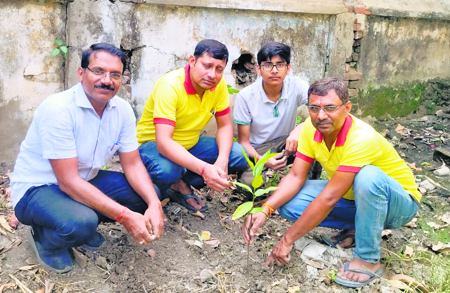 Jehanabad : वभना ठाकुरबाड़ी के प्रांगण में गायत्री परिवार ने किया पौधारोपण