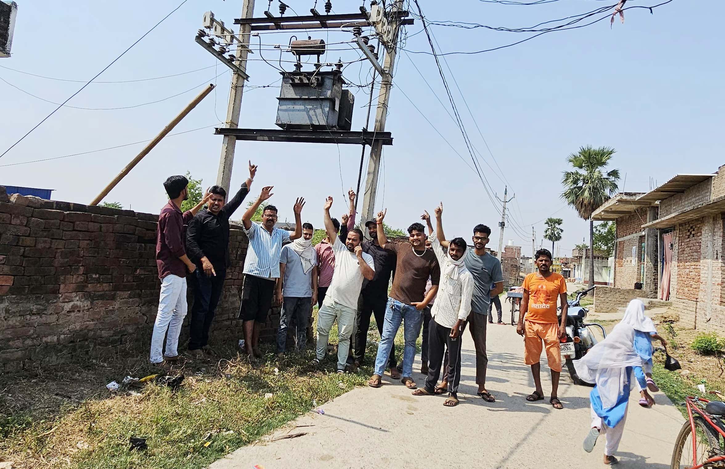अनियमित बिजली आपूर्ति को लेकर ग्रामीणों ने जताया विरोध