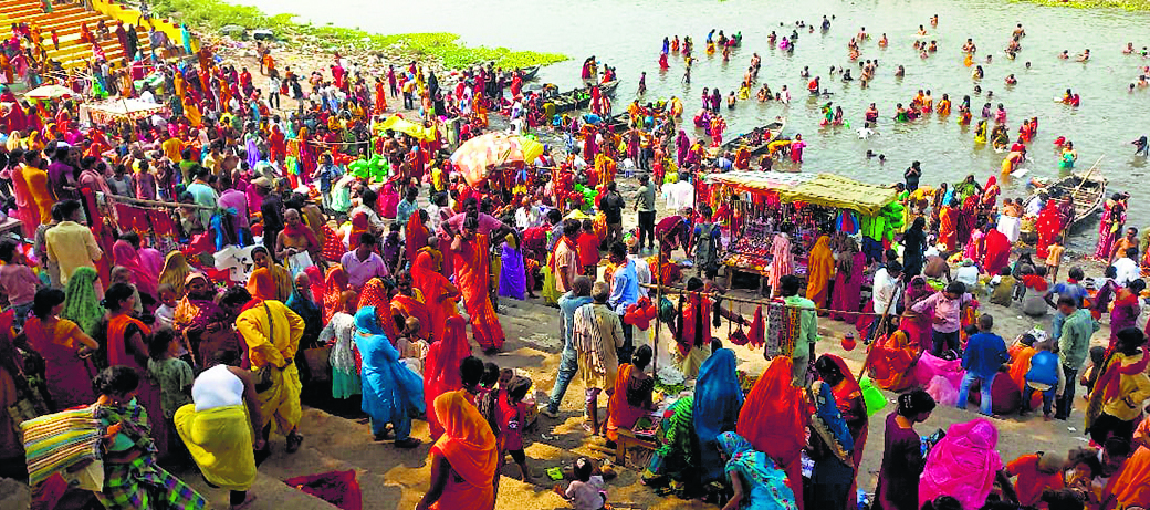 बुद्ध पूर्णिमा के अवसर पर सिमरिया व झमटिया में गंगा स्नान करने वाले श्रद्धालुओं की उमड़ी भीड़