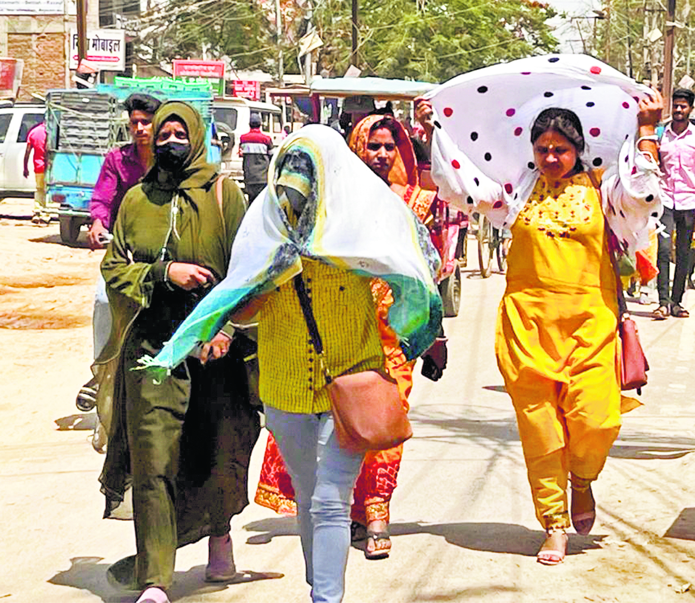 भीषण गर्मी से हाल बेहाल, पारा 40 पार, पेय पदार्थो की बढ़ी बिक्री