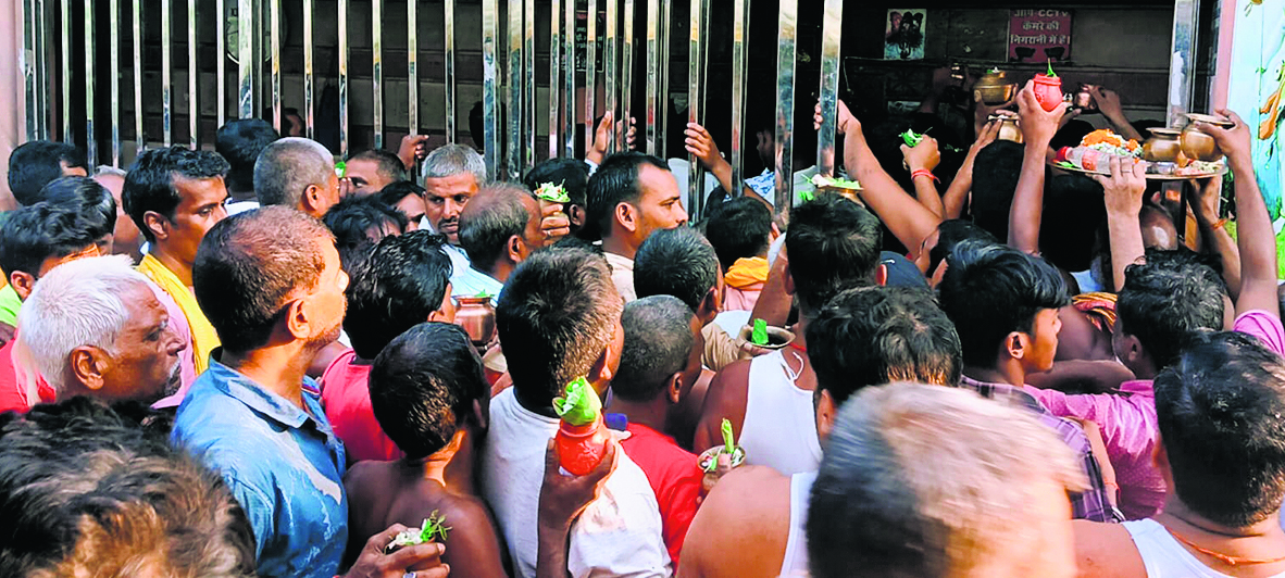 Jehanabad : सिद्धनाथ मंदिर में 15 हजार श्रद्धालुओं ने किया जलाभिषेक