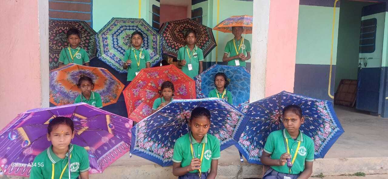 चिलचिलाती धूप में एचएम ने बांटा छाता, तो खिलखिला उठे स्कूली बच्चे