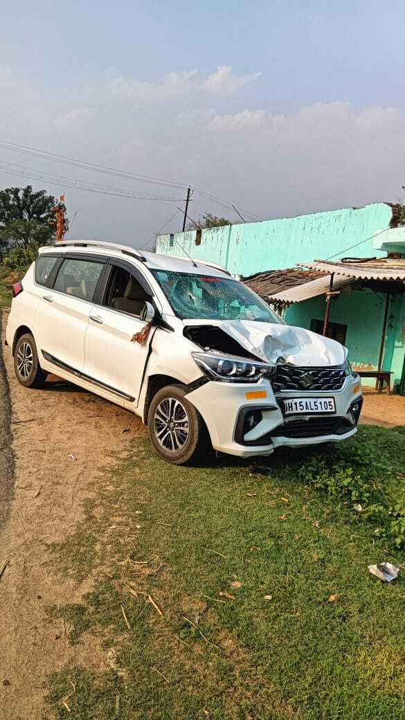 बेकाबू कार और बाइक के बीच आमने-सामने की टक्कर में तीन लोग घायल