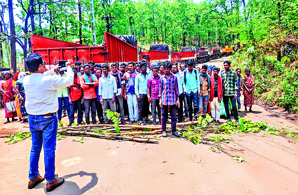 Rourkela News: सड़क के लिए खदान इलाके के ग्रामीणों ने तीसरे दिन जारी रखा प्रदर्शन, खदान से परिवहन ठप