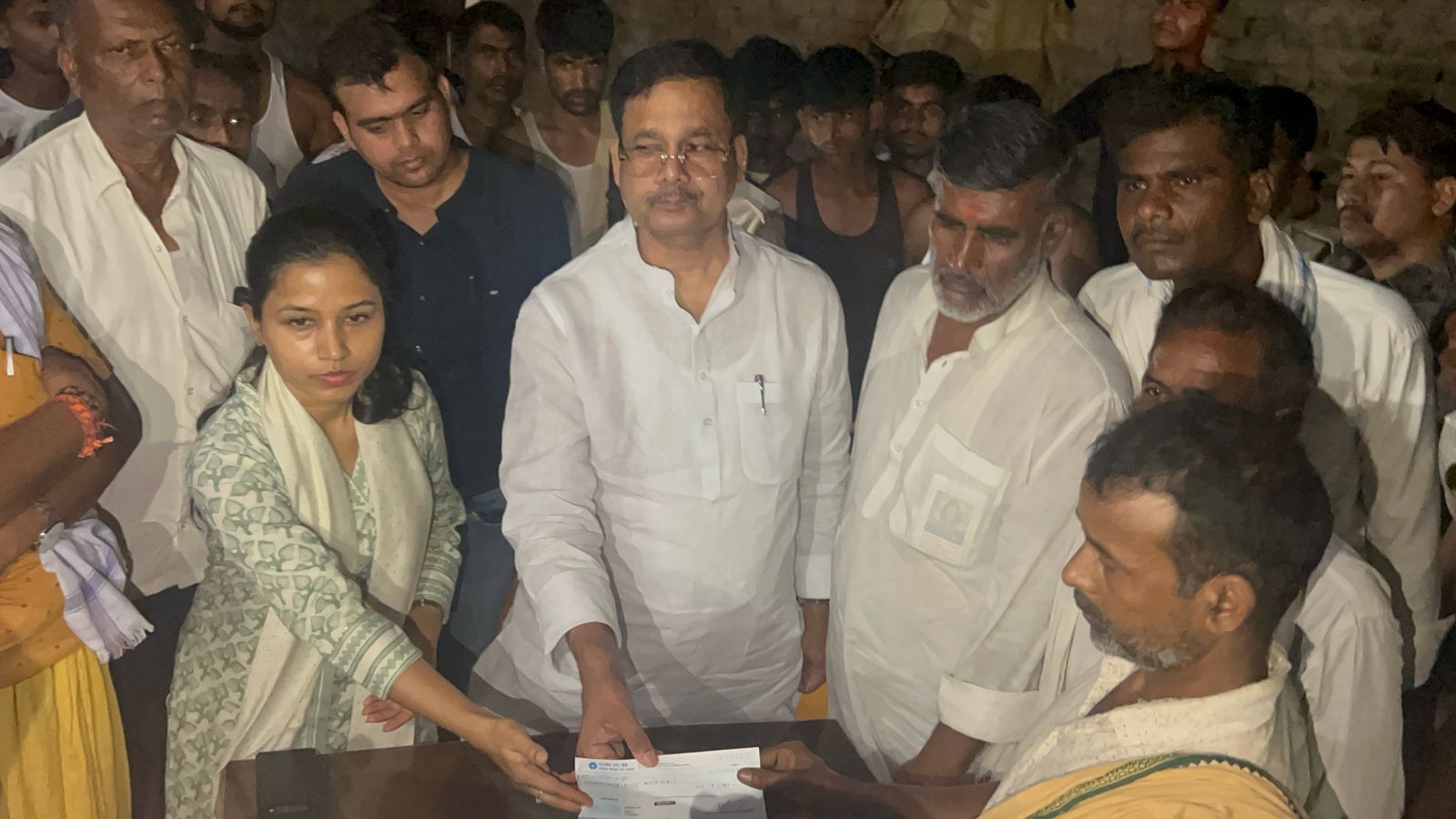 Motihari : मृत बच्चियों की माता को मिला सहायता राशि का चेक