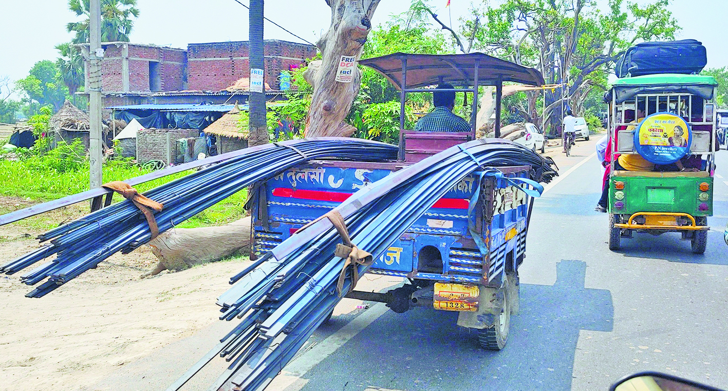 Saran News : सड़कों पर बेलगाम सरिया वाहन, नगरा–छपरा मुख्य पथ पर बिना सुरक्षा उपकरण के दौड़ रहीं ट्राॅलियां