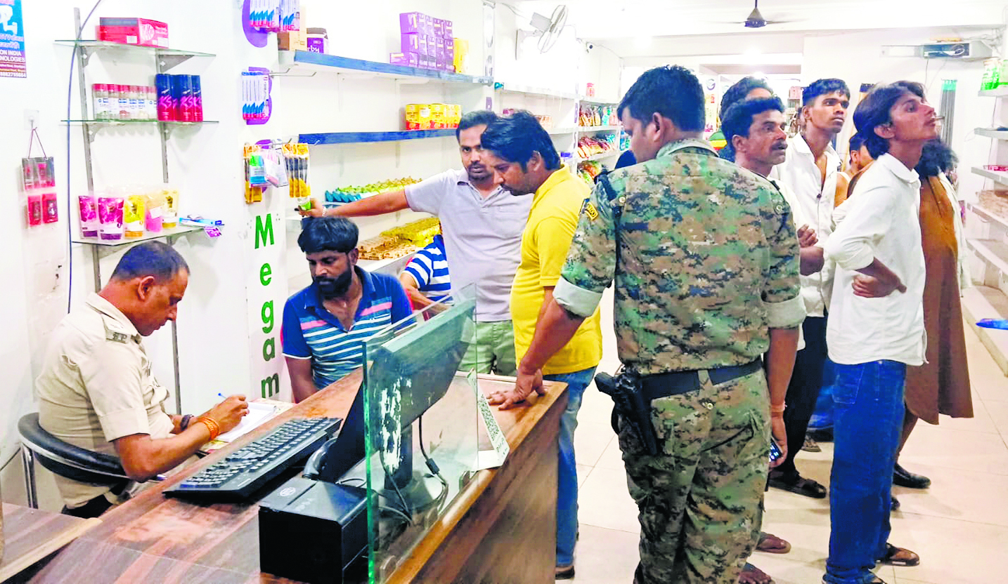 Gopalganj News : शॉपिंग मॉल के बाहर बाइकसवार अपराधियों की फायरिंग से लोगों में दहशत, सीसीटीवी कैमरे में कैद हुईं तस्वीरें