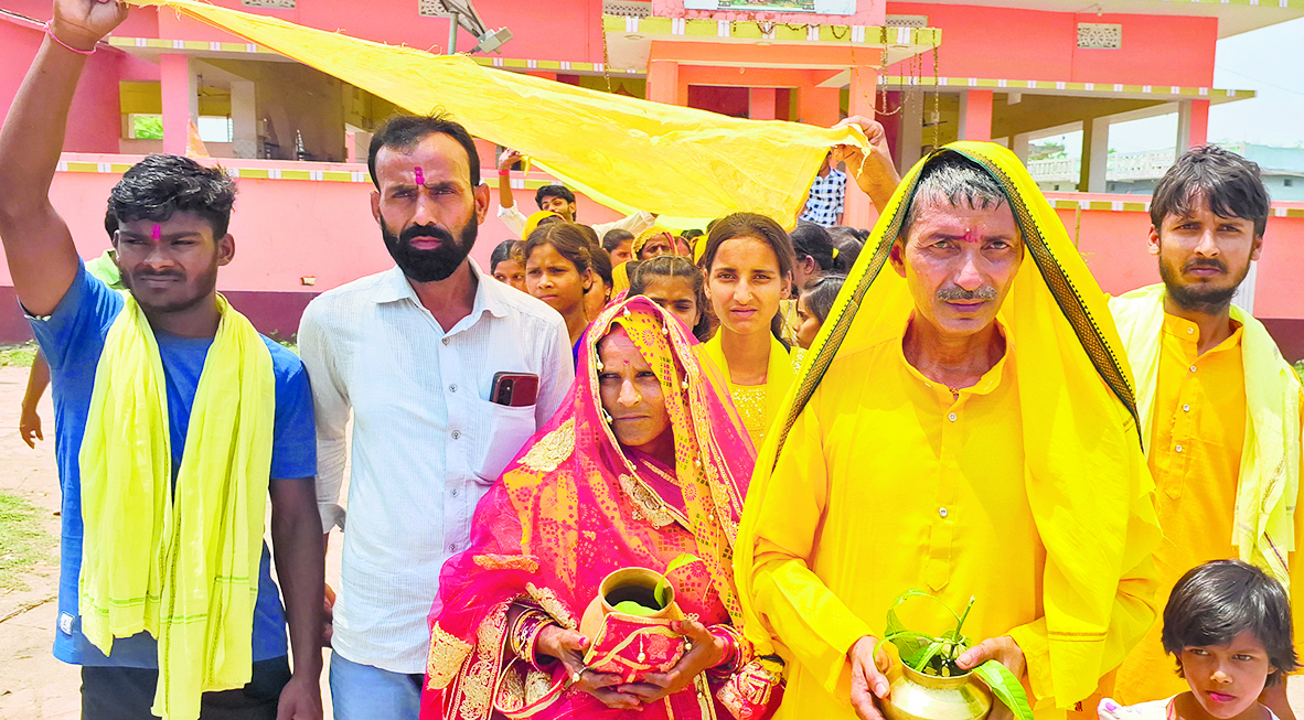 Saran News : अखंड अष्टयाम के पहले श्रद्धालुओं ने निकाली कलशयात्रा