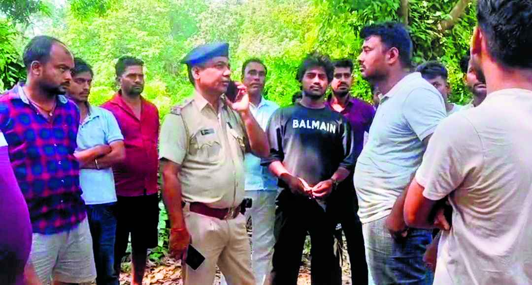 Gopalganj News : पेड़ से लटका मिला तीन दिनों से लापता युवक का शव, परिजनों ने जतायी हत्या की आशंका