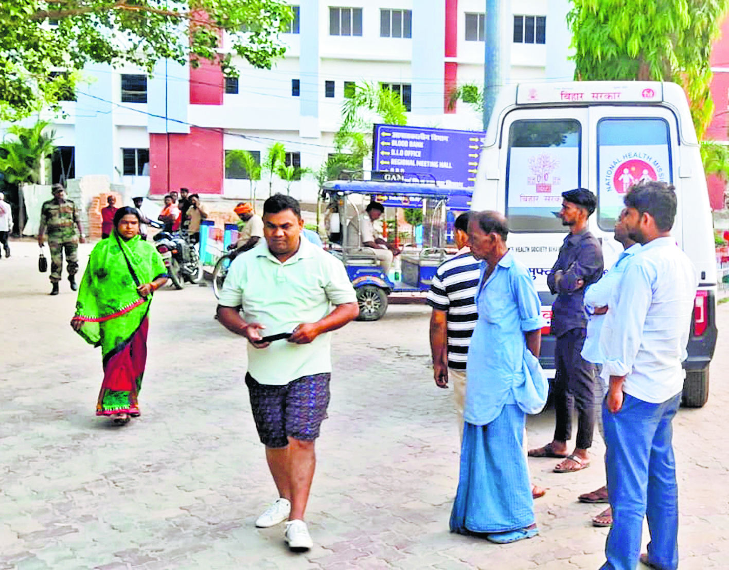 Gopalganj News : शादी समारोह में जा रहा पिकअप पेड़ से टकराया, देवरिया के युवक की मौत