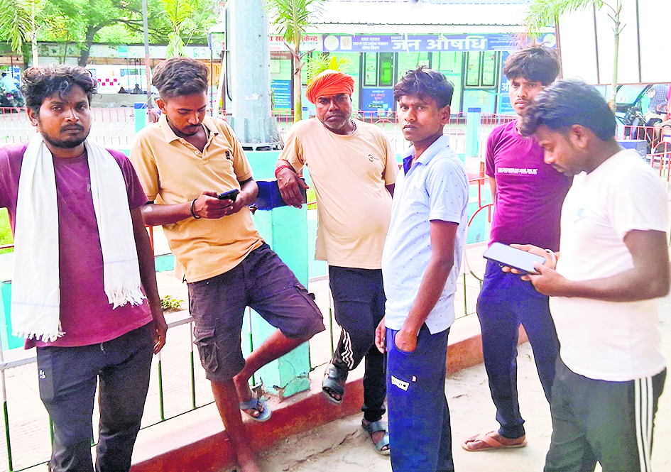 Gopalganj News : शादी समारोह से लौट रहे बाइकसवार राजमिस्त्री की गयी जान, एक युवक गंभीर रूप से घायल