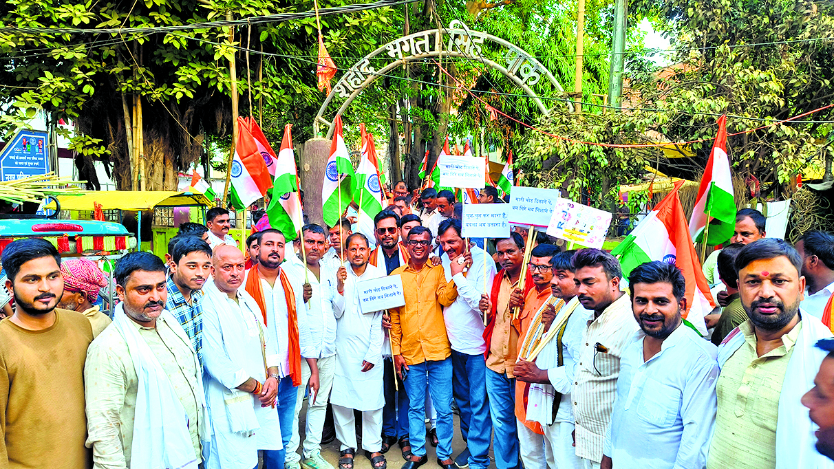 बक्सर में एनडीए ने शहर में निकाली तिरंगा यात्रा, जमकर की नारेवाजी