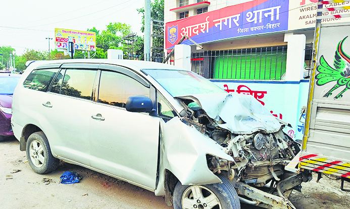 ट्रक में धक्का से शराब लदी कार के उड़े परखच्चे, ड्राइवर फरार