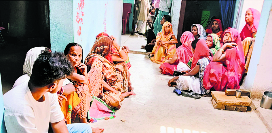 कुंडी के सहारे दुपटुटे से फांसी लगाकर महिला ने की आत्महत्या