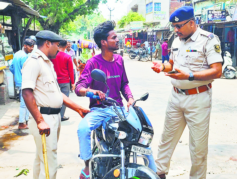 Saran News : वाहन चेकिंग अभियान में ट्रैफिक नियमों की अनदेखी पर वसूला गया जुर्माना