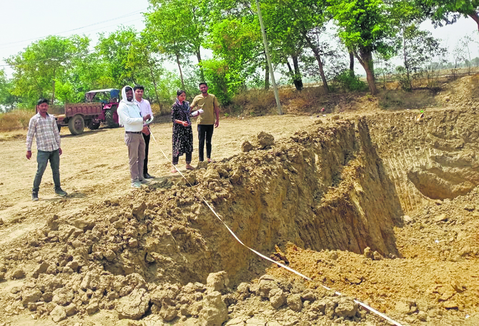 निजी जमीन पर तालाब की हुई खुदाई से जल-जीवन-हरियाली को मिलेगी गति