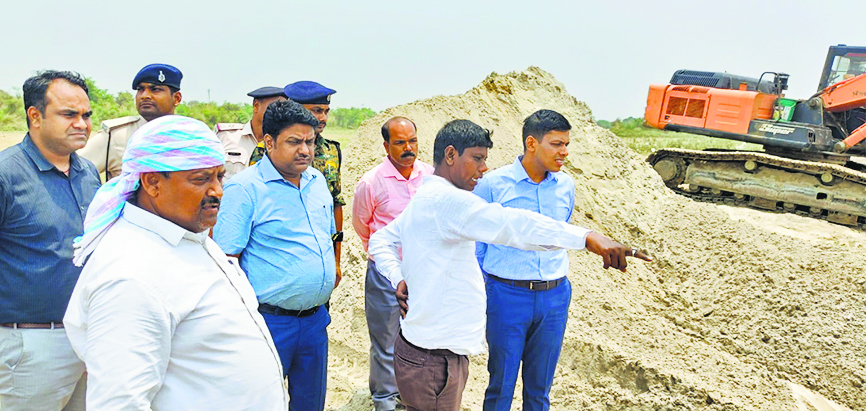 डीएम ने किया गंगा कटाव निरोधी कार्यों की जांच, कार्य जल्द पूरा करने का दिया निर्देश