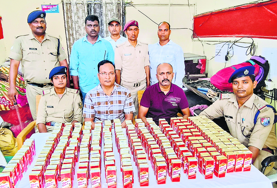Saran News : मौर्य एक्सप्रेस से 262 बोतल अंग्रेजी शराब बरामद