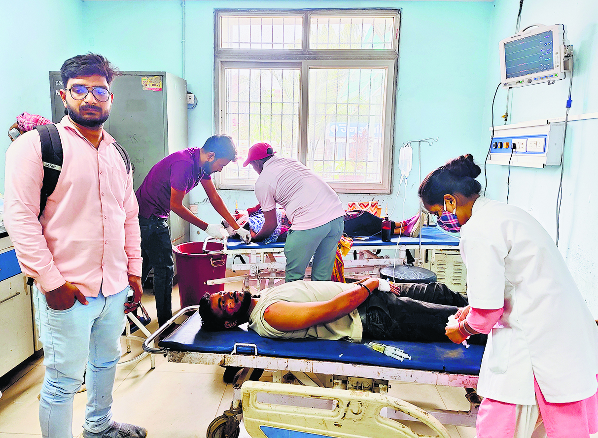 Ara News : कार ने बाइक में मारी टक्कर, भाई-बहन गंभीर