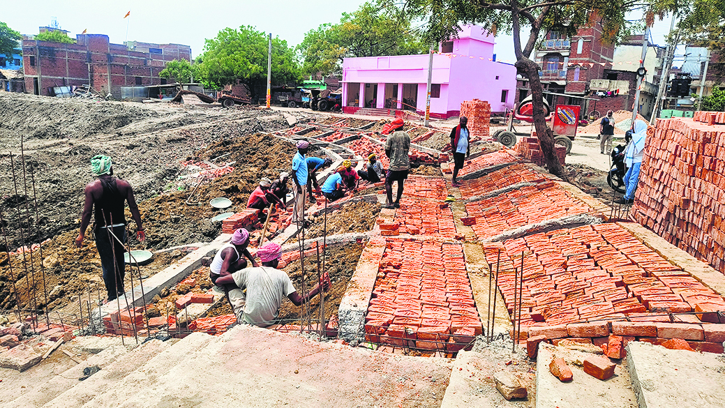 बिना अतिक्रमण हटाए ही हो रहा महिपाल पोखरा में निर्माण कार्य