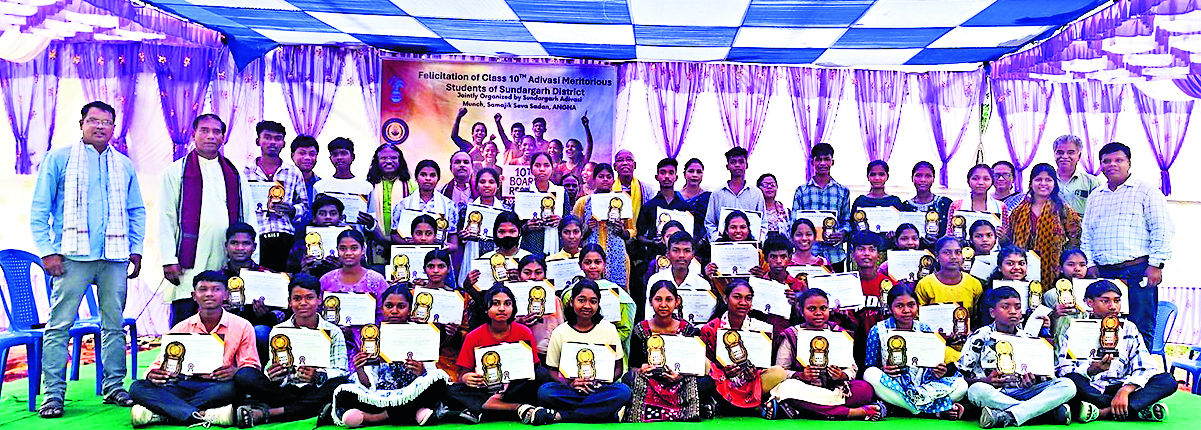 Rourkela News: 70 प्रतिशत से अधिक अंक लाने वाले 48 आदिवासी छात्र-छात्राएं सम्मानित