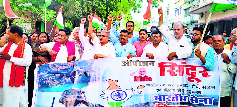 Saran News : भारतीय सेना के सम्मान में निकली तिरंगा यात्रा, देशभक्ति के नारों से गूंज उठा रिविलगंज