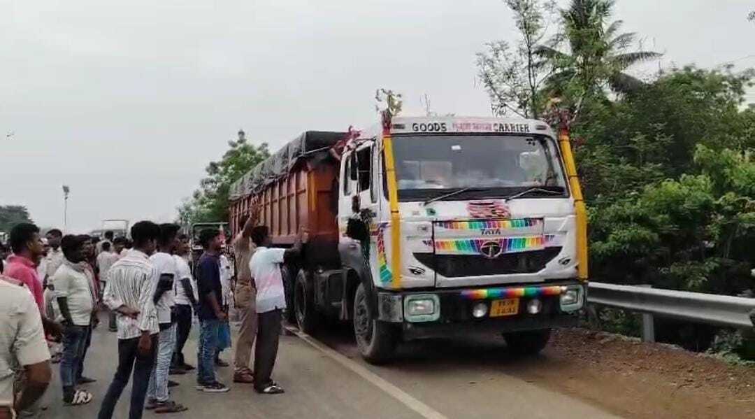 सड़क हादसे में बाइक सवार की मौत, ट्रक जब्त
