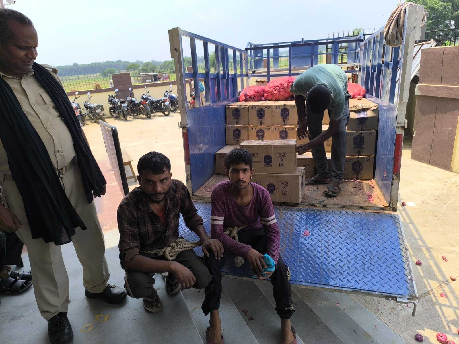 671 लीटर विदेशी शराब के साथ दो तस्कर गिरफ्तार, वाहन जब्त